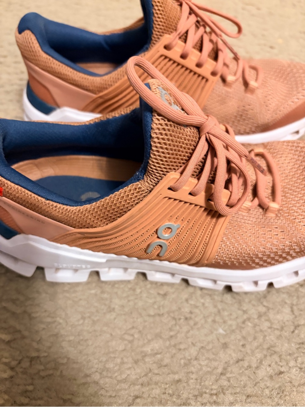 On Cloud Running Shoes OG Blush with Navy Lining
